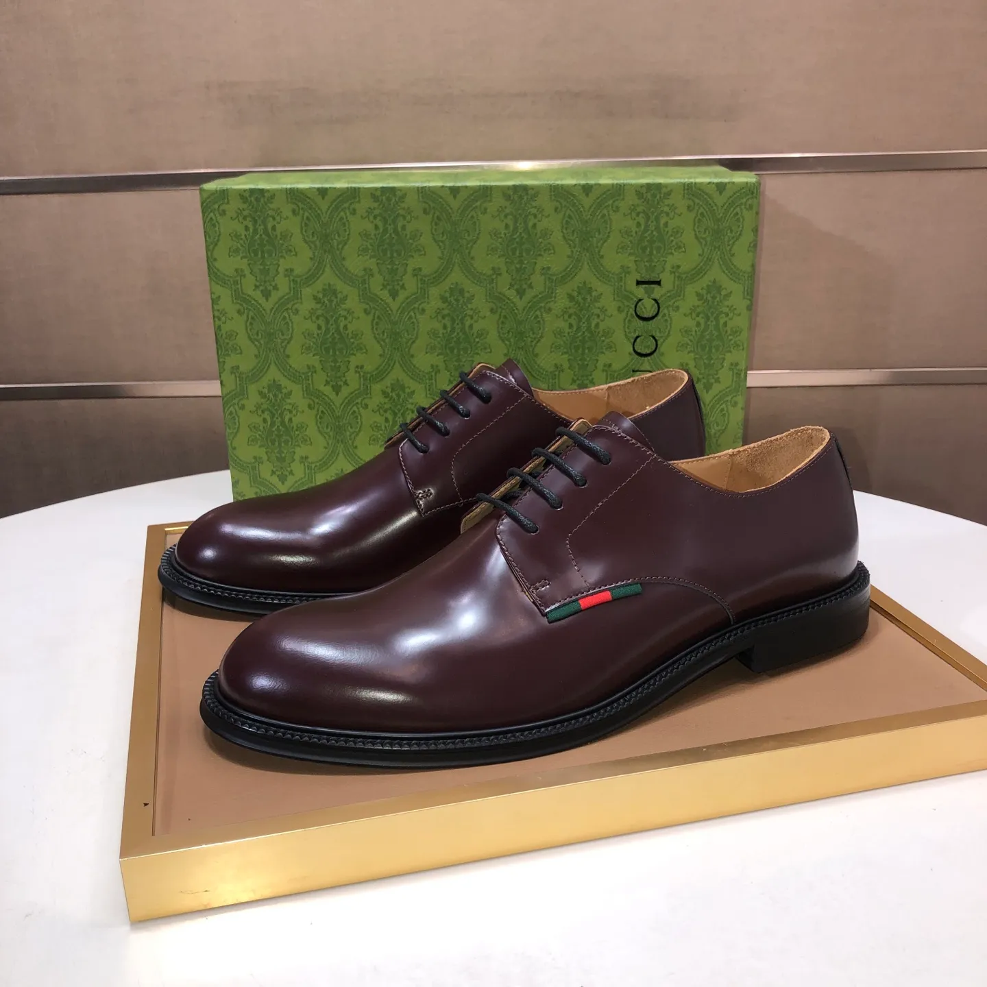 Factory batch 500💰Italy’s top luxury men’s shoe giant (GUCCI) (Gucci) (full cowhide lining) new arrival🍃Original European style🔰 Pleasant to the eye😍In order to make the shoes more durable and non-deformable🌀The production continues to follow traditional methods but there is still no lack of innovation💪The original sheepskin is selected for the leather♻️Smooth, natural and extra bright⭐Made of imported cowhide The rich man’s first choice 38-45 (45 customized)